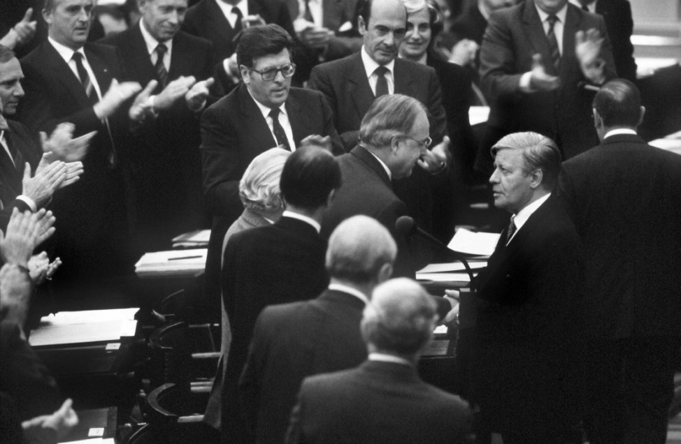 Helmut Schmidt beglückwünscht Helmut Kohl zu dessen Wahl zum Bundeskanzler, 1982