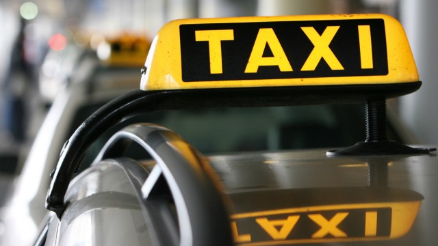 Taxifahrer sperrt Frau in den Kofferraum