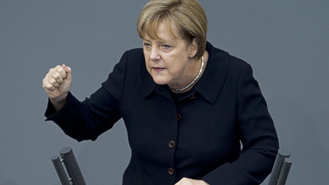 Angela Merkel im Bundestag: Faust statt Herzform-Handhaltung: Bundeskanzlerin Angela Merkel während ihrer Rede im Bundestag bei der Generaldebatte zum Haushalt 2012.