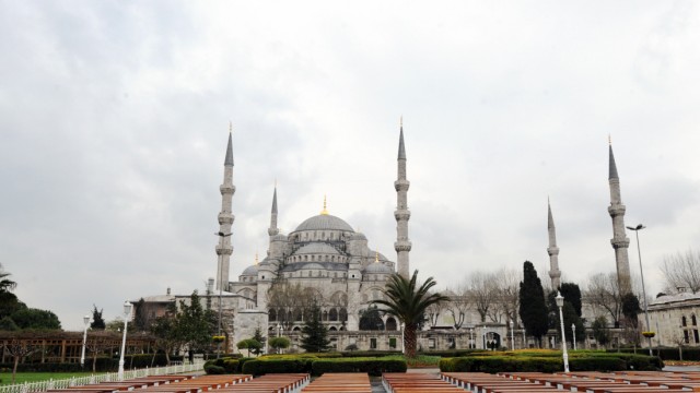Ende des Ramadan: Die berühmte "Blaue Moschee" in Istanbul: Religionsexperten streiten darüber, wann der Monat Ramadan für gläubige Muslime tatsächlich zu Ende ist.