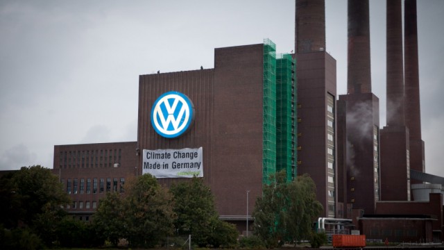 Greenpeace-Aktivisten entrollen Plakat im VW-Stammwerk