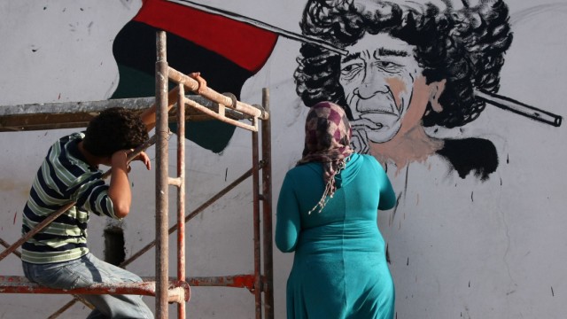 Revolutionsforscher über die Lage in Libyen: Libyscher Straßenkünstler beim Malen eines Gaddafi-Wandbildes: Der Revolutionsforscher Zimmermann warnt vor einem lang anhaltenden Bürgerkrieg in dem nordafrikanischen Land.
