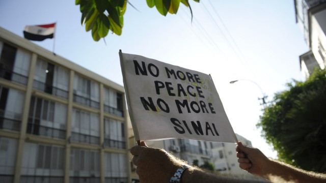 Nach Angriff auf Botschaft in Kairo: " Schluss mit dem Frieden, Schluss mit Sinai": Ein israelischer Demonstrant vor der ägyptischen Botschaft in Tel Aviv.
