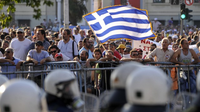 Griechenland vor der Insolvenz: Während die europäischen Partner die griechische Regierung zu größeren Sparanstrengungen drängen, demonstrieren in Griechenland regelmäßig Zehntausende gegen die Kürzungen.