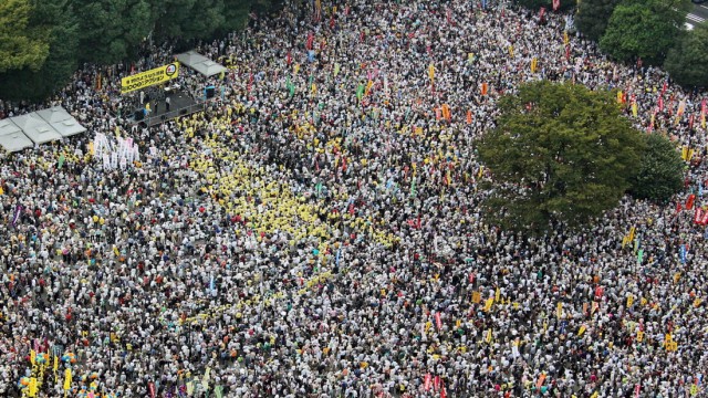 Politik kompakt: Atomkraft? Nein danke! - Etwa 60 000 Menschen haben am Montag in Tokio gegen Atomkraft protestiert.