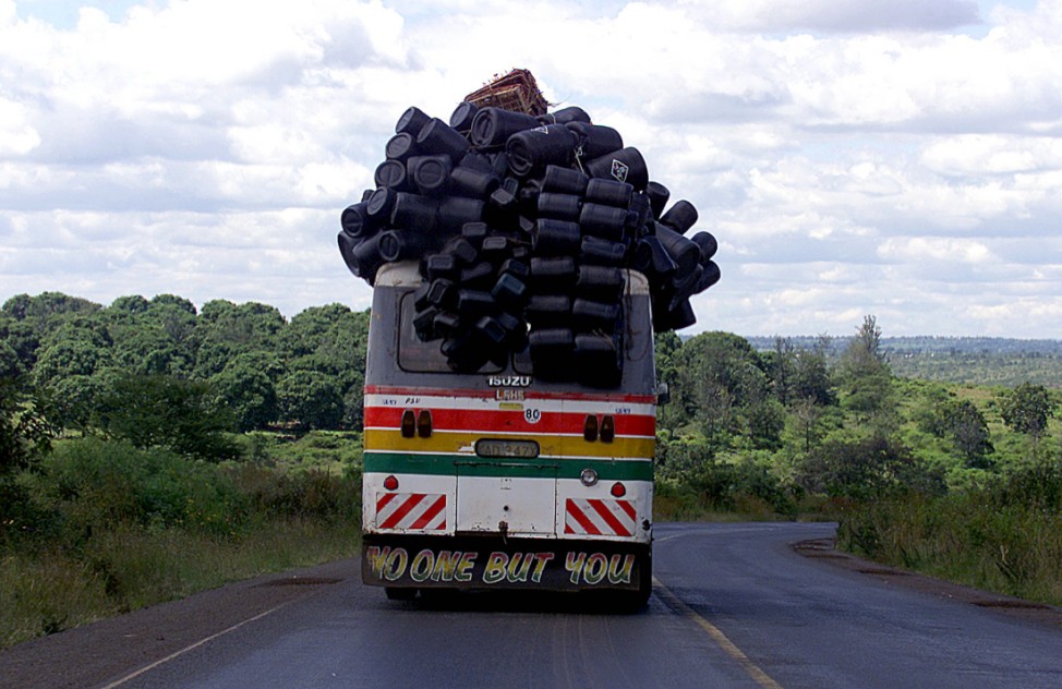 Überladener Bus in Ostafrika