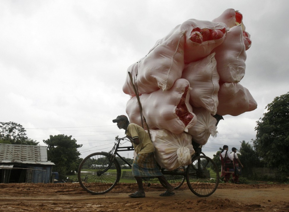 Überladene Rikscha mit Plastikbällen in Indien