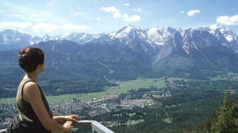 Bergtouren nahe München: Weit weg vom höchsten und überlaufendsten Gipfel Deutschlands: Wanderer betrachten vom Kramer aus das Zugspitz-Massiv.