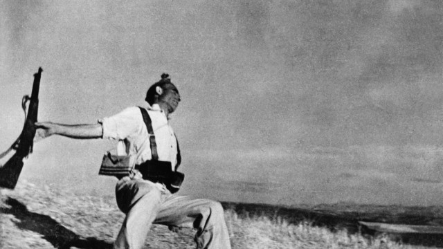 Ausstellung über Kriegsfotografie: Weltberühmte Fotografie von Robert Capa im spanischen Bürgerkrieg, 1936, Titel: "Loyalistischer Soldat im Moment des Todes".