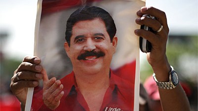 Honduras: "Es eilt Mel": Ein Anhänger von Manuel Zelaya wirbt mit dem Bild des gestürzten Präsidenten für dessen schnelle Rückkehr nach Honduras. Das Volk brauche ihn, die Welt stehe auf seiner Seite.