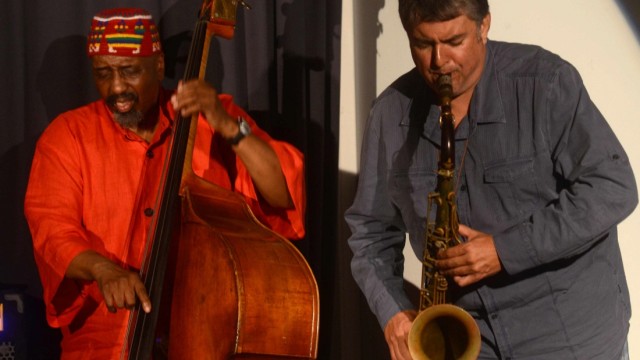 Internationaler Jazzherbst Dachau: Bassist William Parker und Tamarindo Tony Malaby am Saxofon deuten den Ausweg der Ekstase, der völligen Lösung in die Eruption, mithin in den Free Jazz, nur an. Doch wer sich auf die Musik einlässt, erlebt ein beglückendes Konzert.