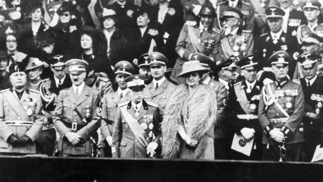 Adolf Hitler, Benito Mussolini und Italiens König Viktor Emanuel in Rom,1938 SZ Photo/Scherl