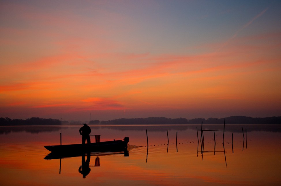 Fischer im ersten Morgenlicht