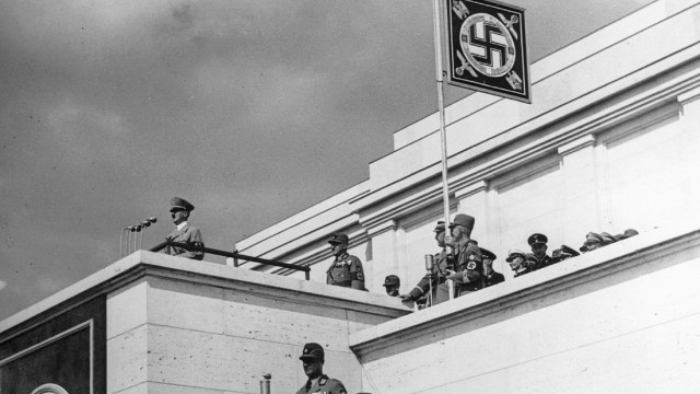 Adolf Hitler bei einer Rede auf der Haupttribüne des Reichsparteitagsgeländes im Jahre 1937