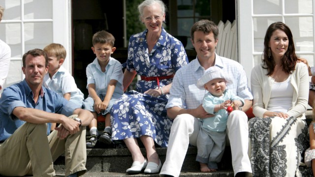 Dänemarks Königsfamilie in Sommerresidenz Schloss Grasten