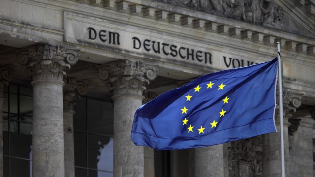 Europafahne vor dem Reichstag