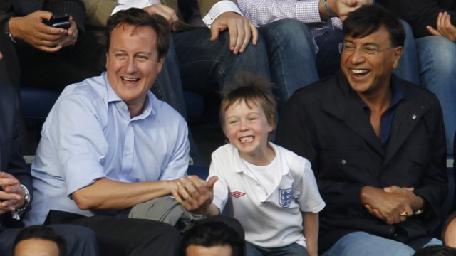 Richtungsstreit bei den britischen Konservativen: David Cameron beim Besuch eines Fussballspiels mit seinem Sohn Arthur: Der britische Premierminister wirkt entspannt dieser Tage angesichts guter Umfragewerte.