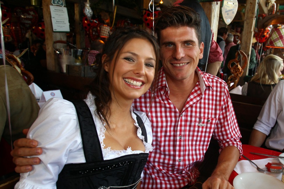 FC Bayern Muenchen besucht das Oktoberfest