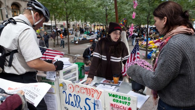 US-Bürger protestieren gegen die Macht der Banken: Demonstranten im Zuccotti-Park in New York informieren Fußgänger über die Anti-Wall-Street-Proteste.