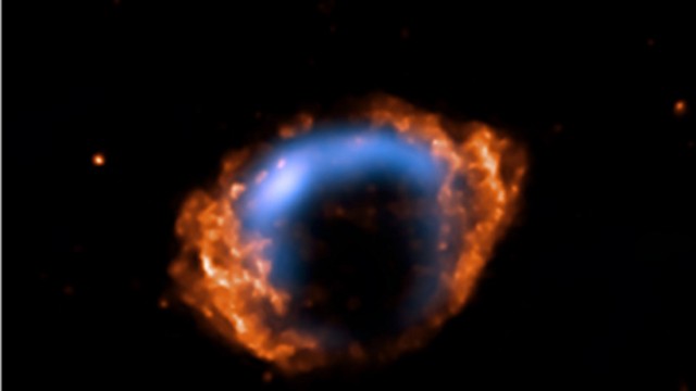 Physik-Nobelpreis für Sterndeuter: Die Überreste einer Supernova, aufgenommen vom Chandra-Röntgenteleskop und dem NRAO's Very Large Array (VLA). Anhand der Beobachtung von Supernovae haben die Physik-Nobelpreisträger die beschleunigte Ausbreitung des Universums entdeckt.