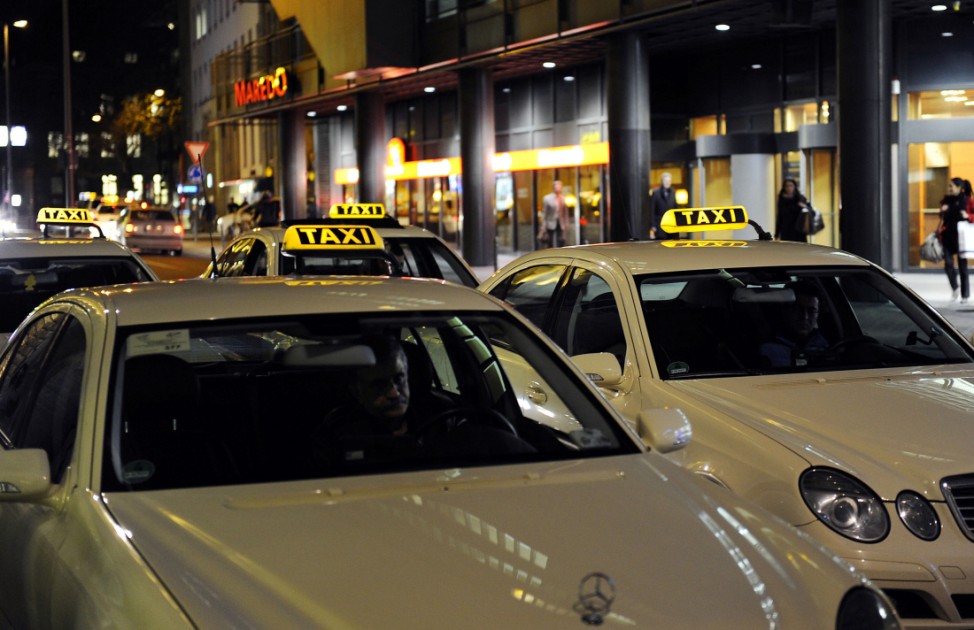 Taxis am Hauptbahnhof Köln ADAC Taxitest