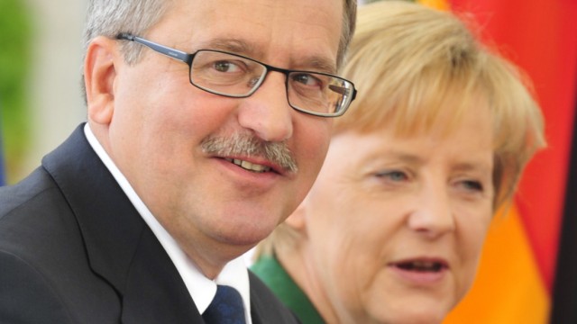 Politik kompakt: Polens Präsident Komorowski (links im Bild) rät seinem Kontrahenten Kaczynski, sich bei Angela Merkel zu entschuldigen.