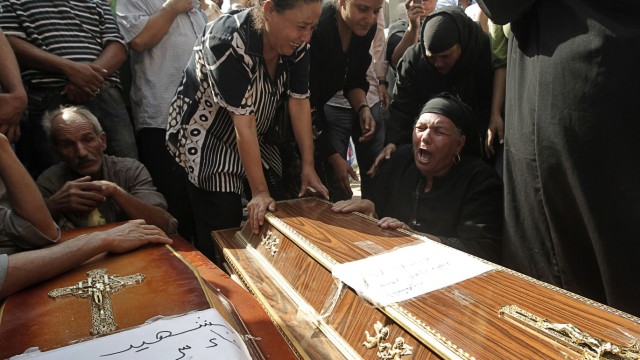 Trauer bei Kairos Kopten: Zug mit den Särge der Christen, die bei dem Gewaltexzess ums Leben kamen.