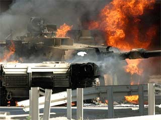 Brennender US-Panzer in Bagdad, dpa