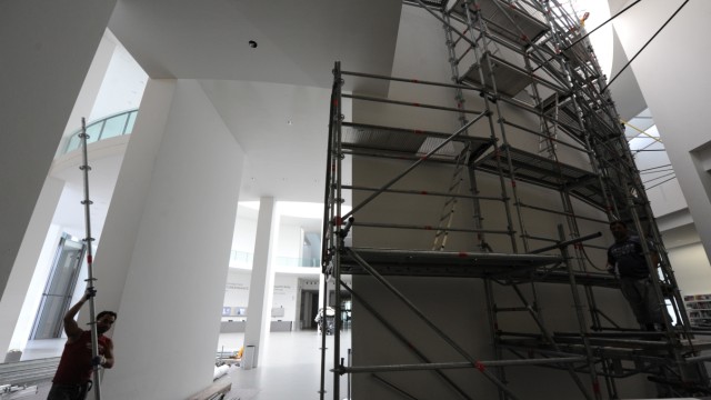 Schäden an der Pinakothek der Moderne: Risse im Mauerwerk: Die Rotunde in der Pinakothek der Moderne ist eingerüstet.
