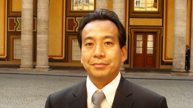 Ein Japaner in Deutschland: Der Japaner Tsuyoshi Noguchi vor der Munich Re. Der 39-Jährige ging zum Master-Studium in die USA und jetzt zum Arbeiten nach Deutschland.