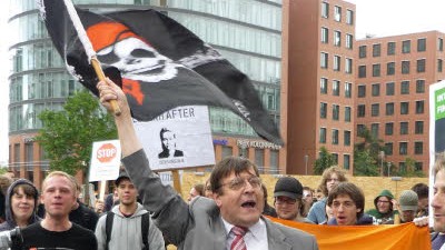 Der Fall Jörg Tauss: Er kämpft jetzt unter der Piratenflagge: Der ehemalige SPD-Abgeordnete Jörg Tauss zusammen mit Anhängern der Piratenpartei auf dem Potsdamer Platz in Berlin.