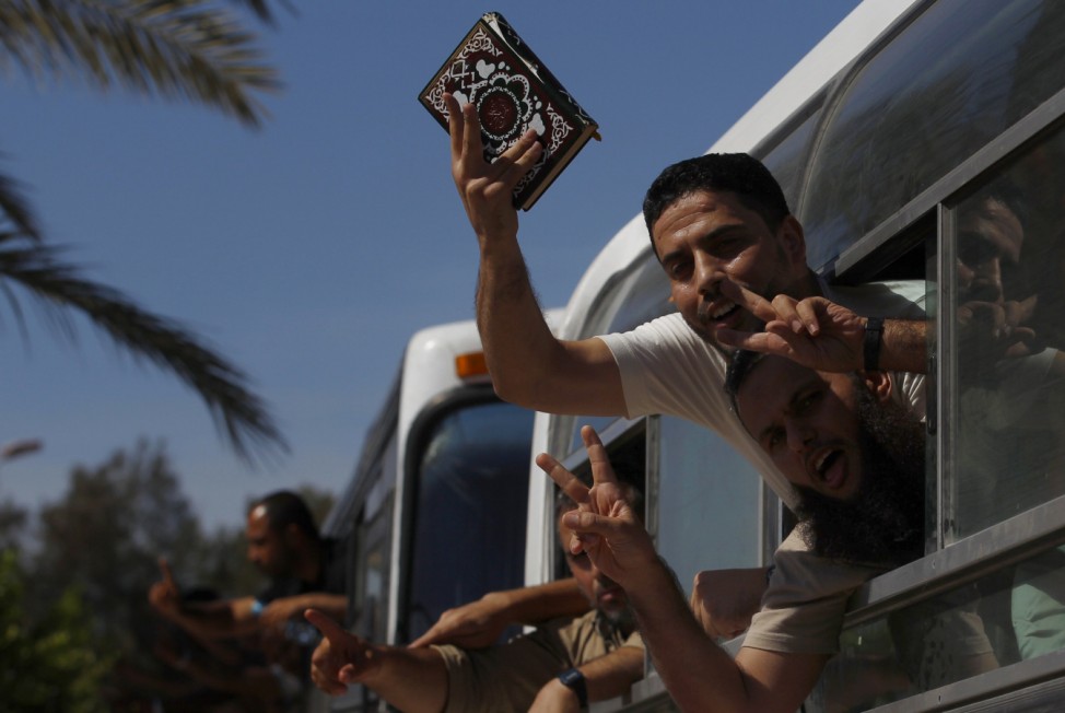 Palestinian prisoners enter Gaza via the Rafah crossing from Egypt