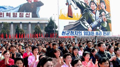 Nordkorea: Millionen für das Militär: Nordkorea feiert den Start des Fernmeldesatelliten Kwangmyongsong-2 - das Militärprogramm kommt das Land teuer zu stehen.