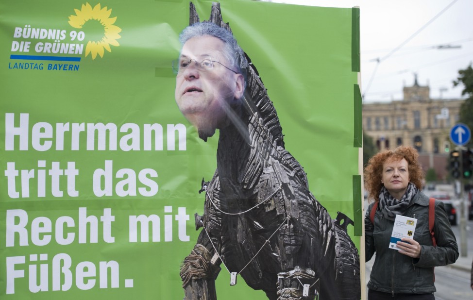 Plakataktion der Gruenen gegen Innenminister Herrmann