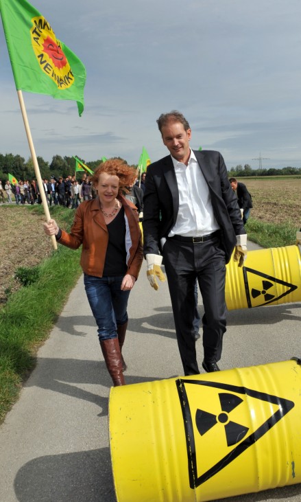 Aktion der Grünen beim Atomkraftwerk Isar I