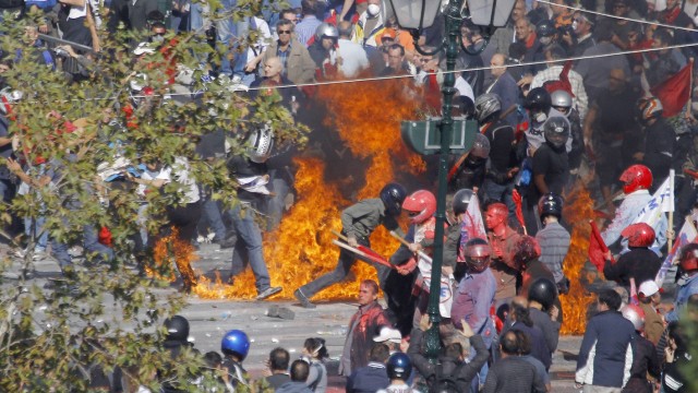 Abstimmung über Sparpaket in Griechenland: Angriff vor dem Parlament: Demonstranten fliehen vor einem Brandsatz.