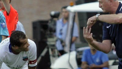Fußball in Usbekistan: Weltmeister in Taschkenter Diensten: Bunjodkors Trainer Scolari (rechts) gibt seinem brasilianischen Landsmann Rivaldo Anweisungen.