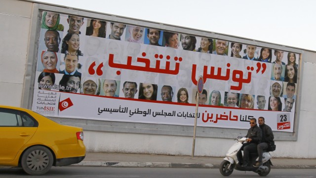 Wahlen in Tunesien: Größe und Platzierung der Wahlplakate sind von der Unabhängigen Wahlkommission genau festgelegt. Keine Partei, kein Kandidat soll Vor- oder Nachteile haben.