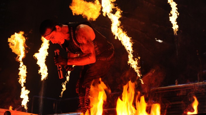 Diskussion um Silvester-Show: Feuer und Flamme: Sänger Till Lindemann beim Rammstein-Konzert 2009 in der Olympiahalle.