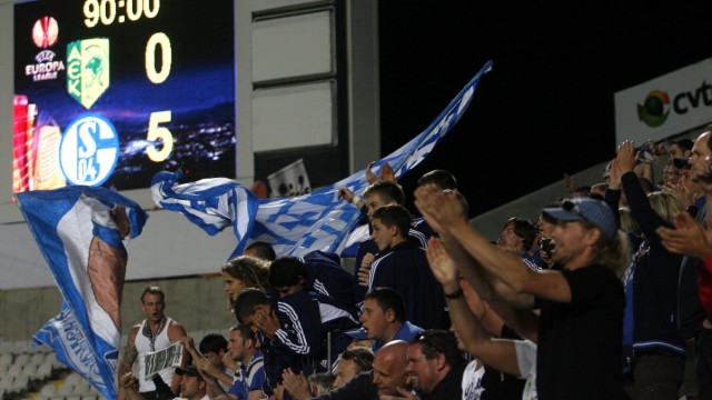 3. Spieltag der Europa League: Eine Reise, die sich lohnte: Schalker Fans feiern das 5:0 bei AEK Larnaka.