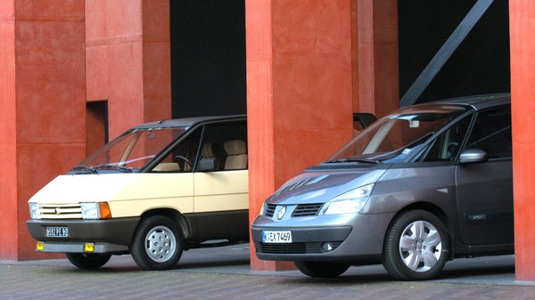 Autoklassiker (18): Renault Espace: Der erste Espace (links) und sein aktueller Nachfolger: Er hat ein ganzes Segment begründet.
