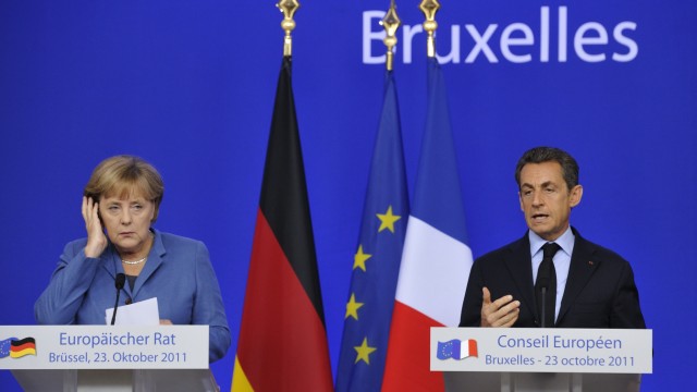Krisengipfel von Brüssel: Bundeskanzlerin Angela Merkel (links) bei einer gemeinsamen Pressekonferenz mit dem französischen Staatspräsidenten Nicolas Sarkozy in Brüssel. Inzwischen ist klar: Mit den kleinen Trippelschritten der auf nationale Interessen Rücksicht nehmenden Politiker kann die Rettung des Euro nicht gelingen.
