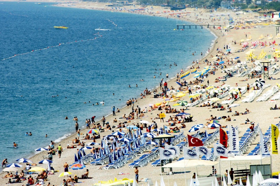 Gut besuchter Strand in Antalya nach Anschlägen