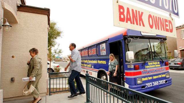 Real Estate Brokers Lead Bus Tour Of Foreclosed Homes In Vegas Area