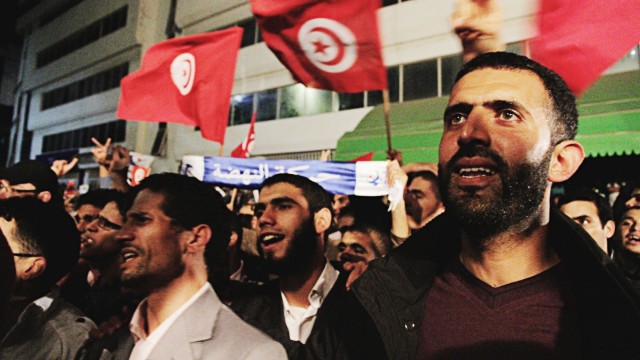 Der Westen und die Wahlen in der arabischen Welt: Anhänger der populären islamistischen Ennahda-Bewegung feiern in der tunesischen Hauptstadt.