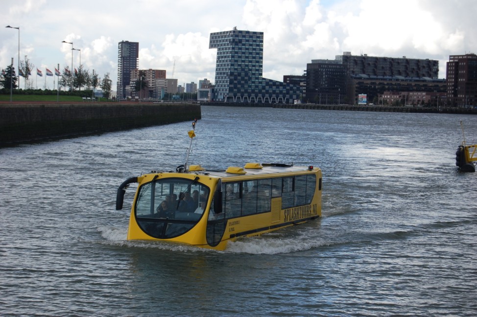 Amphibienfahrzeug Splastours  - Bus schwimmt durch den Hafen von Rotterdam