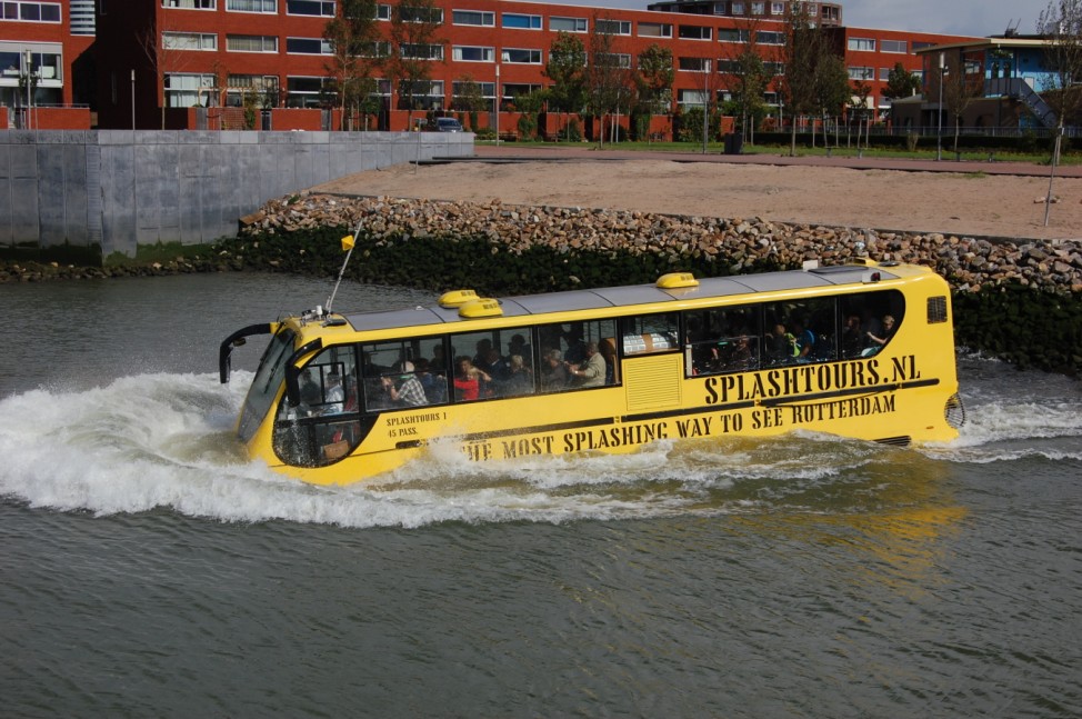 Amphibienfahrzeug Splastours  - Bus schwimmt durch den Hafen von Rotterdam