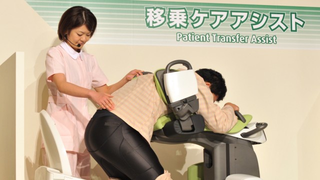 Neue Medizin-Roboter in Japan: Sieht aus wie ein etwas plumper, überdimensionierter Kinderroller, kann aber ein wertvoller Helfer für Pflegebedürftige sein: Der sogenannte Patient Transfer Assist, ein neu entwickelter Roboter, hilft beim Toilettengang.