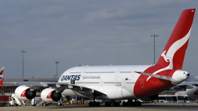 Quantas-Airbus landet in Dubai: Am 4. November 2010 musste ein A380 der Fluglinie Qantas nach der Explosion eines Triebwerks notlanden. Bei einer baugleichen Maschine kam es nun erneut zu einem Zwischenfall.