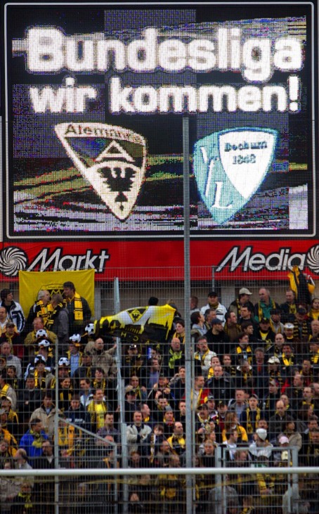 Fußball - Die Anzeigetafel im Aachener Tivoli-Stadion